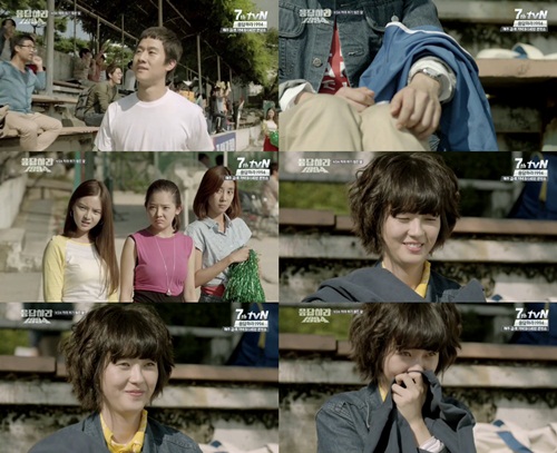 1일 오후 방송된 케이블채널 tvN 응답하라 1994 속 정우(왼쪽 맨 위)와 고아라(맨 아래)의 로맨스가 삽입곡 너에게와 100%의 싱크로율을 보여 설레는 분위기를 자아내고 있다./tvN 응답하라 1994 방송 캡처