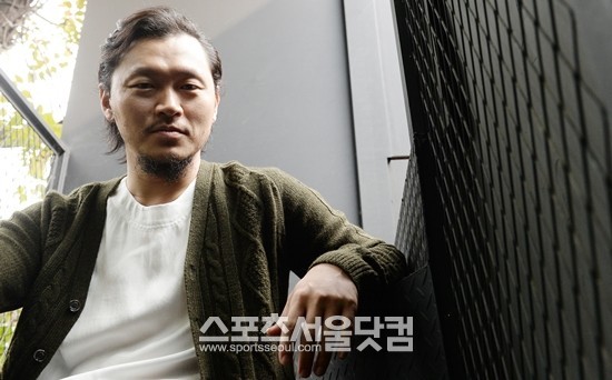 양동근을 실제로 보면 화면에서 보는 것 보다 더욱 강한 인상과 눈빛에 흠칫 놀라게 된다. 하지만 30대 중반을 달려가는 양동근은 20대의 양동근과 다르게 부드러운 미소를 지으며 스스로 이야기를 이어가는 사교성을 보였다./최진석 기자