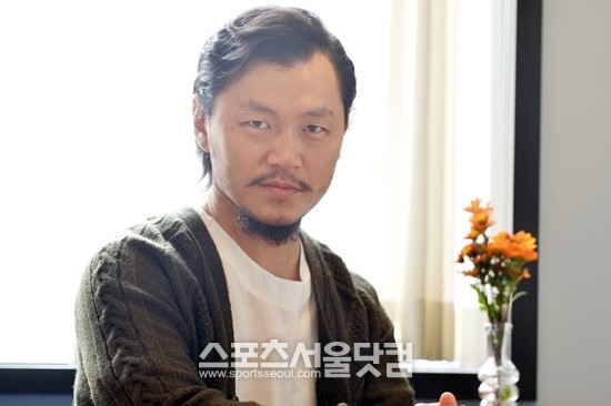 양동근은 지금의 아내를 만나고 가정을 꾸리고 난 뒤, 진정한 행복의 의미를 알아가는 중이라고 설명했다. 그는 행복하고 싶다면 결혼을 하는 것이 좋은 방법이라며 추천했다./최진석 기자