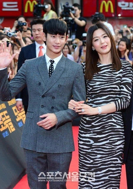 김수현(왼쪽)과 전지현이 호흡을 맞춘 SBS 새 수목드라마가 별에서 온 그대로 제목을 확정했다. / 더팩트 DB