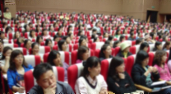 많은 작가 지망생들이 한국방송작가협회 교육원에서 마련한 특강을 듣고 있다. 이 지망생들 가운데 스타작가가 되는 것은 극히 일부일 정도로 작가가 되는 것은 쉽지 않다. / 한국방송작가협회 교육원 제공