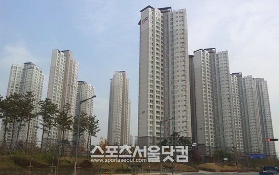 올 봄까지 31% 입주율을 기록해 유령도시라 불렸던 인천 영종하늘도시. 그러나 현재 이곳은 약 1300세대가 추가 입주하고 상권이 형성되는 등 도시에 활기가 넘치기 시작했다. / 인천=송형근 인턴기자