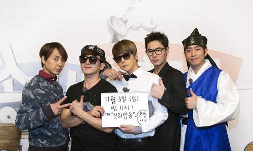 3일 오후 5개월 간의 재정비를 거치고 다시 방송을 시작하는 종합편성채널 JTBC 신화방송의 주인공 신화 멤버들이 본방송 사수 독려 사진을 공개했다./JTBC 제공