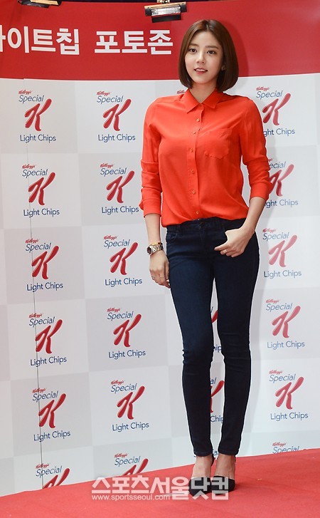켈로그 스페셜K에서 새로 나온 감자칩, 스페셜K 라이트 칩 출시를 기념해 3일 서울 여의도 IFC몰 내 L3층 사우스 아트리움에 팝업스토어를 오픈한 가운데 모델 손담비가 포즈를 취하고 있다. /이효균 기자