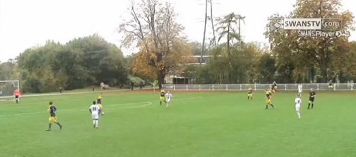 리즈 유나이티드 18세 이하 유소년 팀과 경기에서 32번의 패스로 득점에 성공한 스완지시티 18세 이하 유소년 팀. / 스완지시티 구단 영상 캡처