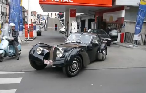 세계에 2대 뿐인 부가티 아틀란틱이 길거리에서 찍힌 영상이 화제다. / 유튜브 캡처