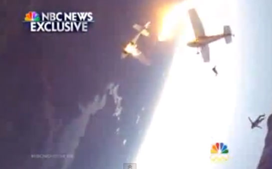 스카이다이버를 태운 비행기가 다른 비행기와 충돌했다./ NBC NEWS 보도 화면 캡처