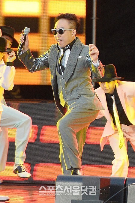 박명수가 지난달 17일 열린 무한도전 자유로 가요제에서 프라이머리가 만든 노래 I Got C 무대를 펼치고 있다. /파주=최진석 기자