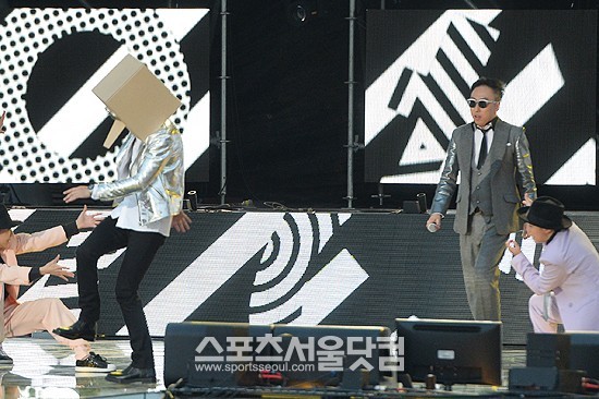 박명수(오른쪽)가 프라이머리와 함께 거머리 팀을 이뤄 I Got C를 발표해 각종 음원 차트 1위를 휩쓸고 있다. /파주=최진석 기자