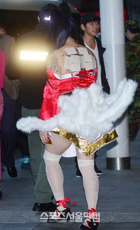 데뷔 8주년을 맞은 그룹 슈퍼주니어의 신동이 6일 오후 멕시코와 영국에서 열리는 단독 콘서트를 위해 인천국제공항을 통해 출국하는 가운데 8주년 기념 분장쇼를 펼치고 있다./인천국제공항=남윤호 기자