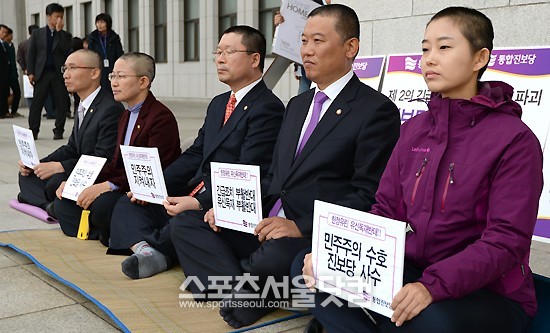 벼랑 끝에 선 통합진보당- 통합진보당은 정부의 위헌정당 해산심판 청구로 최악의 상황에 처하자 소속 국회의원 전원이 강력히 반발하고 나섰다. 6일 국회에서 삭발식을 하고 단식농성에 들어간 통합진보당 의원들이 결의에 찬 눈빛을 보이고 있다. /이새롬 기자