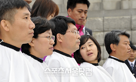 삭발식 앞둔 의원들 비장한 표정의 의원들 가운데 아직은 여유로운 김재연 의원.(오른쪽에서 두번째)