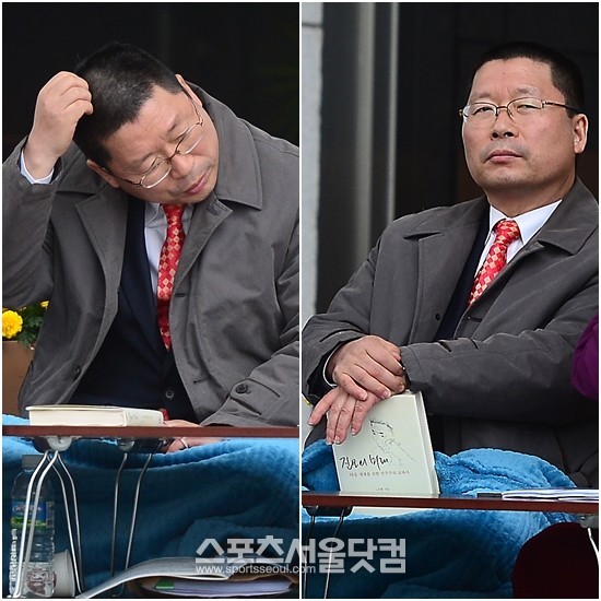 짧은 머리가 어색해...다시 입대하는 기분이야, 진보의 미래는 어디로? 오병윤 통합진보당 원내대표가 단식농성 도중 고 노무현 전 대통령의 저서인 진보의 미래란 책을 들고 있다.