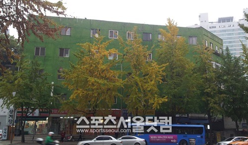 76년의 역사를 자랑하는 충정아파트는 도심 가로수들에 가려 잘 보이지 않았다. / 송형근 인턴기자