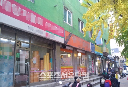 80년 가까운 세월이 무상할 만큼 충정아파트 1층은 여전히 상가로 이용 중이었다.