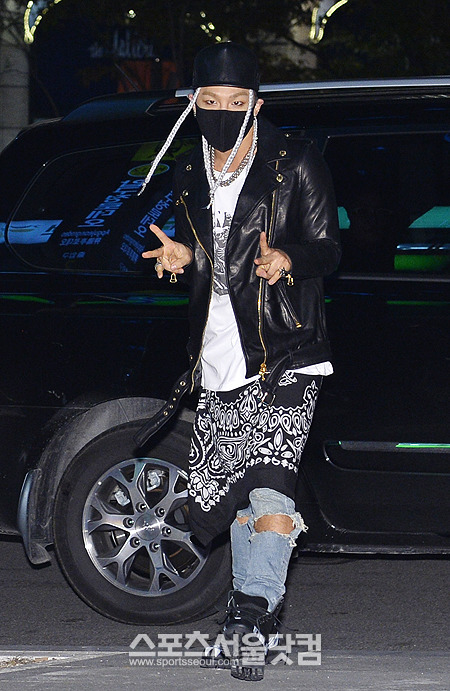 빅뱅의 태양이 8일 오후 서울 강남구 청담동에서 열린 비이커 청담스토어 1주년 행사에 참석하고 있다. /최진석 기자