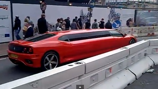리무진으로 변신한 '페라리'가 찍힌 동영상이 인터넷 상에서 화제다. / 유튜브 캡처