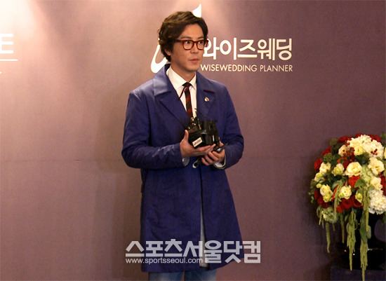 배우 최원영이 9일 오후 서울 중구 소공동 롯데호텔에서 열린 배우 조진웅 결혼식에 참석해 인터뷰를 갖고 있다. / 사진=해당 영상 캡처