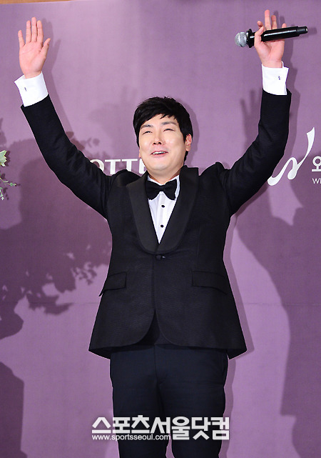 배우 조진웅이 9일 오후 서울 소공동 롯데호텔에서 열리는 결혼식에 앞서 기자회견에 참석해 포토타임을 갖고 있다. / 배정한 기자