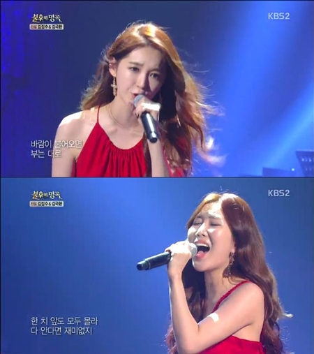 여성듀오 다비치의 강민경(위)과 이해리(아래)가 강렬한 탱고 선율로 완성된 김국환의 '타타타'를 부르고 있다./KBS2 '불후의 명곡-전설을 노래하다' 방송 화면 캡처