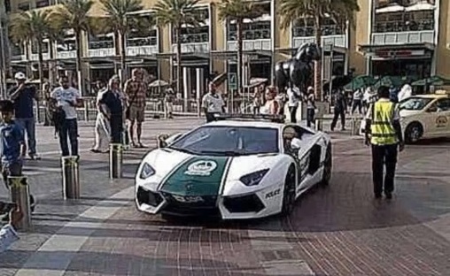 인터넷 상에서 초호화 경찰차가 찍힌 영상이 화제다. / 유튜브 캡처