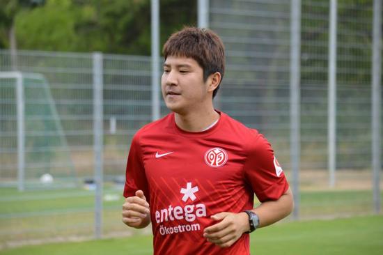 박주호가 10일 오후 코패스 스타디움에서 열린 2013~2014시즌 독일 분데스리가 12라운드 프랑크푸르트와 홈 경기에 선발 출장해 활약하며 대표팀 탈락의 아쉬움을 달랬다. / 마인츠 페이스북