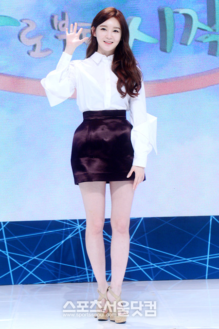 가수 강민경이 12일 희망TV SBS 제작발표회에 참석해 손을 흔들며 미소짓고 있다. / 남윤호 기자