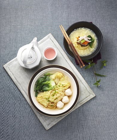 스쿨푸드가 12일 '겨울에온면'(왼쪽), '닭이울면'을 출시했다./스쿨푸드 제공