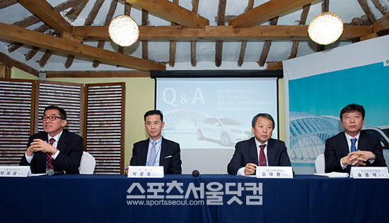 12일 르노삼성자동차는 제주도 씨에스 호텔에서 SM3 Z.E 기자간담회를 열고 국내 전기차 시장의 선점을 향한 포부를 다짐했다. 울산과학기술대 박화용 교수, 환경부 박광칠 팀장, 제주스마트그리드협회 김대환 회장, 르노삼성 송응석(왼쪽부터) 상무 / 사진 = 르노삼성자동차 제공