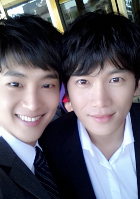 배우 최웅(왼쪽)과 지성(오른쪽)이 다정한 눈빛으로 카메라를 바라보고 있다./최웅 트위터