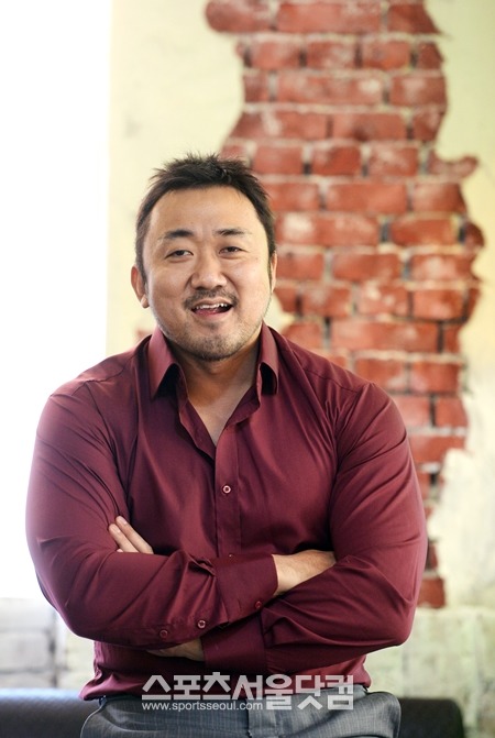 배우 마동석이 11일 오후 서울 종로구 삼청동에 있는 한 카페에서 <더팩트>카메라를 향해 미소짓고 있다./이새롬 기자