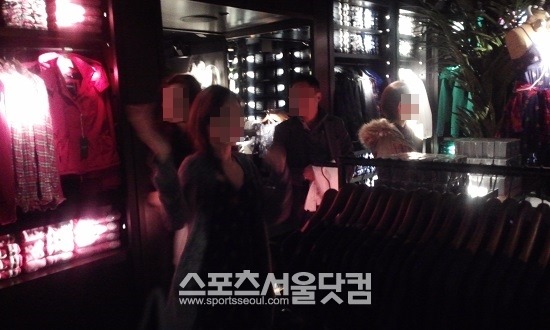 아베크롬비 청담점에 사람들이 의류를 둘러보고 있다. 내부는 진향 향수새와 어두운 조명, 시끄러운 팝(POP)음악이 끊임없이 나왔다.