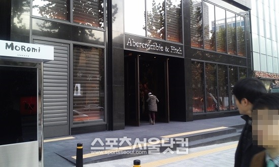 지난달 31일 아베크롬비&피치가 서울 강남구 청담동에 1호점을 개설했다. 아베크롬비는 인종·외모차별로 전세계적 공분을 산 바 있다. 13일 아베크롬비 청담점은 평일 오후에도 불구하고 소비자들이 끊임없이 찾고 있었다./신진환 인턴기자