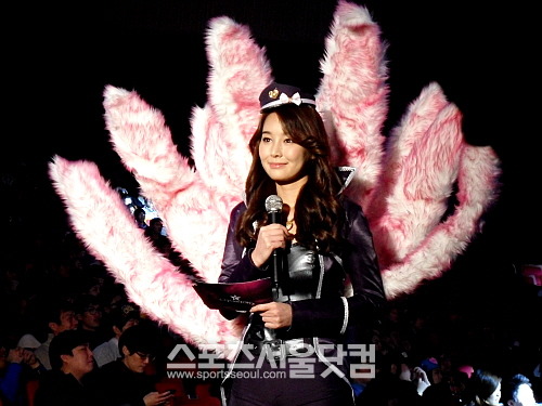 롤챔스 여신 조은나래가 팝스타 아리로 변신했다. 조은나래는 15일 열린 판도라TV 리그오브레전드 챔피언스 윈터 2013-2014 개막전에서 팝스타 아리 코스튬 플레이를 선보여 많은 관객들의 눈을 사로잡았다./부산=김연정 기자