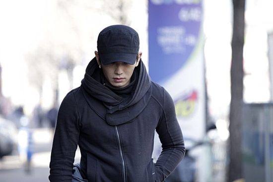 인형을 만드는 직업을 가진 재욱 역을 맡은 온주완은 더 파이브에서 액션 연기부터 다양한 표정연기까지 능청스럽게 소화했다./더 파이브스틸 사진