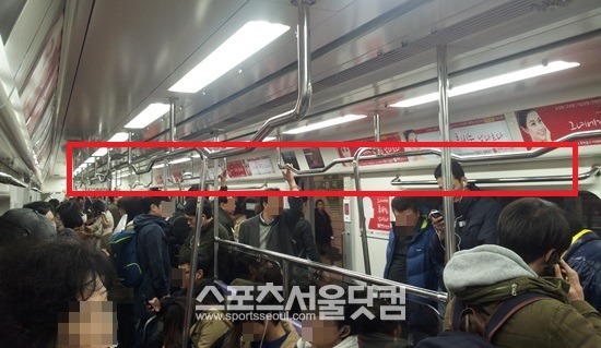 손잡이가 좌석 바로 위에 달려 승객들이 잡게 될 경우 민망하게 몸이 밀착할 수 밖에 없는 구조였다. 이 때문에 많은 승객은 손잡이를 잡지 않아 열차가 정차 할 때 중심을 잃기도 했다.