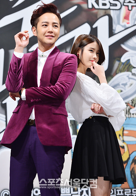 KBS 새 수목드라마 예쁜 남자에 출연하는 아이유(오른쪽)가 극의 주인공 독고마테(장근석 분)에 푹 빠진 면모로 눈길을 끌었다. / 배정한 기자