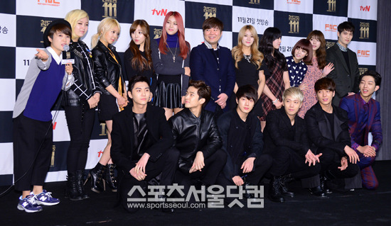 FNC엔터테인먼트 한성호 대표가(둘째 줄, 가운데) 이홍기와 관계를 솔직하게 설명해 웃음을 자아내고 있다./남윤호 기자