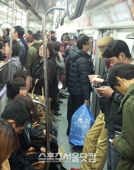 좁은 통로 탓에 여기저기서 지하철 이용객간 신체 접촉이 일어나 언성이 높아지는 경우가 허다했다.