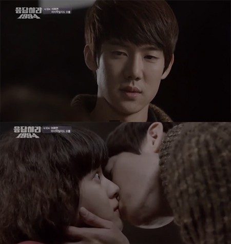 지난 10회에서 칠봉(위)이 나정에게 새해맞기 기습 키스를 하며 마음을 고백했다. /tvN 응답하라 1994 방송 캡처