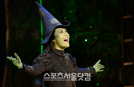 배우 옥주현이 뮤지컬 위키드 첫 공연을 앞둔 설레는 마음을 표현해 눈길을 끈다./최진석 기자