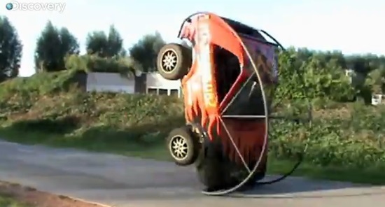 재주 넘는 자동차가 찍힌 영상이 누리꾼의 관심을 끌고 있다. / 유튜브 캡처