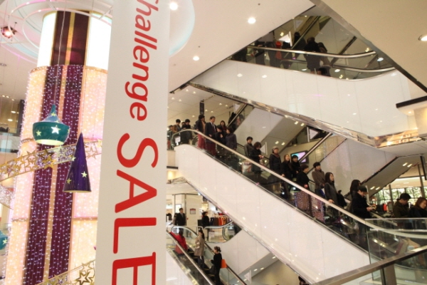 롯데백화점은 ‘축제보다 즐거운 100대 상품전’을 테마로 세일 행사를 진행한다. 행사에는 코트, 패딩 등 겨울 의류부터 목걸이, 장갑 등의 패션 잡화, 극세사 이불, 전기요 등의 가정용품까지 전 상품군이 동원된다./ 롯데백화점 제공