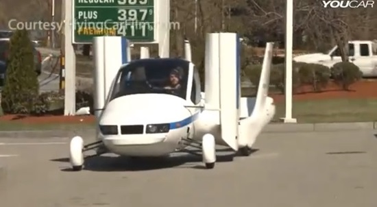 자동차인지 비행기인지 헷갈리는 물체(?)가 찍힌 영상이 누리꾼들의 관심을 끌고 있다. / 유튜브 캡처