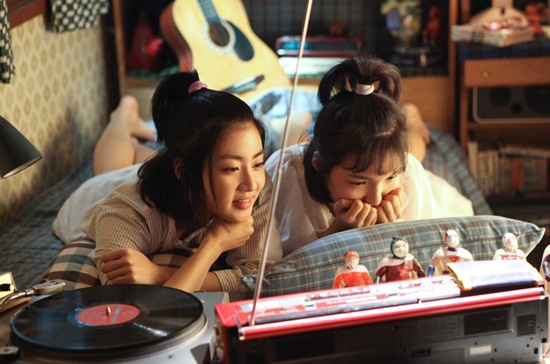 한동안 침체됐던 라디오 업계가 최근 레트로 열풍에 힘입어 트렌디한 매체로 다시 떠오르고 있다./영화 써니 스틸컷