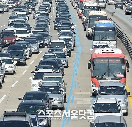 끼어들기와 꼬리물기에 대한 과태료를 부과하는 내용의 도로교통법 시행령 개정안이 심의 의결돼 23일부터 적용된다./더팩트DB