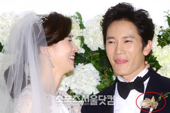 배우 지성이 왼쪽 가슴에 부토니에를 꽂은 채 신부 박보영과 함께 미소짓고 있다.