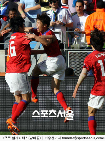 2010 남아공월드컵 조별예선 1차전 그리스와 경기에서 두 번째 골을 성공시킨 박지성이 동료와 기뻐하고 있다.