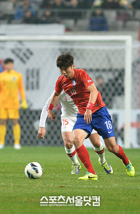 기성용이 15일 오후 서울 마포구 성산동 서울월드컵경기장에서 열린 하나은행 초청 축구 국가대표팀 친선경기 한국과 스위스 경기에서 드리블 돌파를 시도하고 있다. / 더팩트 DB