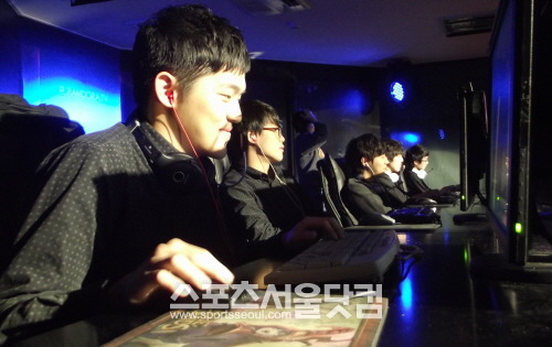 팀 다크는 23일 용산 e스포츠상설경기장에서 열린 판도라TV 리그오브레전드 챔피언스 윈터 2013-2014에서 삼성 갤럭시 오존과의 2경기에서 스카너, 쉔, 마오카이, 아무무, 트런들을 선택하며 관객들의 환호성을 이끌었다./용산=김연정 기자